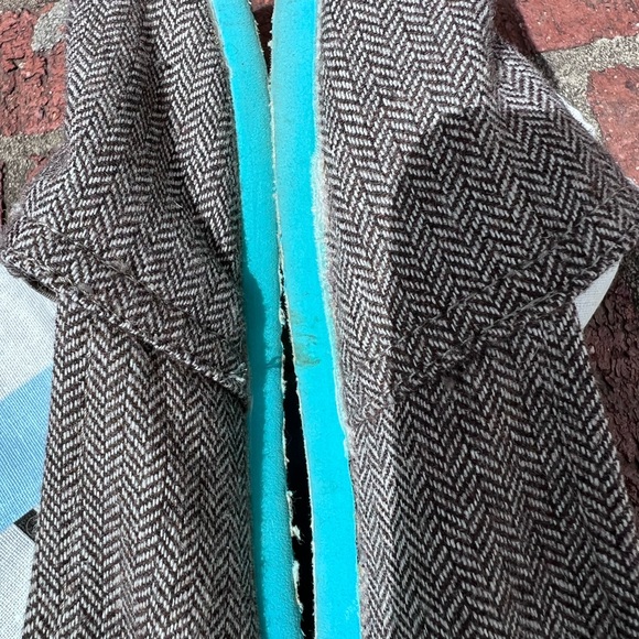 Toms made exclusively for Neiman Marcus. Elastic at top of foot. Size 8 - Picture 11 of 11